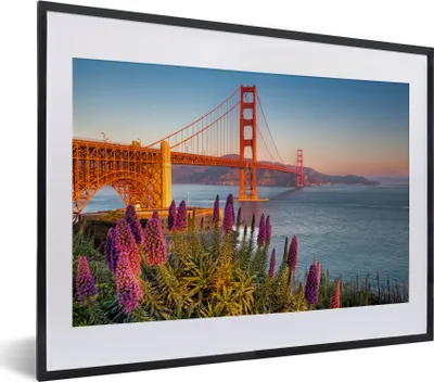 Produktbild von MuchoWow® MuchoWow® Gerahmtes Poster Blick auf die Golden Gate Bridge mit rosa Blumen 40x30 cm - Poster mit zchwarzem Bilderrahmen - Bilderrahmen - Poster im Rahmen
