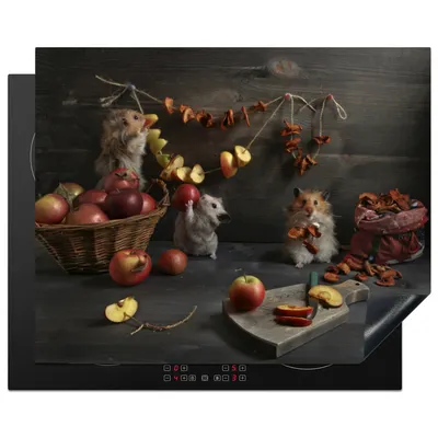 Produktbild von KitchenYeah© Herdabdeckplatte Stilleben mit Hamstern, die Äpfel trocknen , 65x52cm, Küche Deko, Glaskeramikkochfeld Herdabdeckung, Abdeckplatte fùr Kochfeld