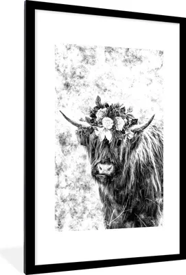 Produktbild von MuchoWow® Gerahmtes Poster Schottischer Highlander mit einer Blumenkrone - schwarz und weiß 60x90 cm - Poster mit Schwarzem Bilderrahmen Wandposter Rahmen Foto Bilder - Dekoration - Wandposter Wohnzimmer - Hochwertig