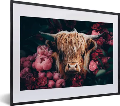 Produktbild von MuchoWow® Gerahmtes Poster Kuh - Schottischer Highlander - Blumen - Botanisch 40x30 cm - Poster mit Schwarzem Bilderrahmen Wandposter Rahmen Foto Bilder - Bilderrahmen - Poster im Rahmen