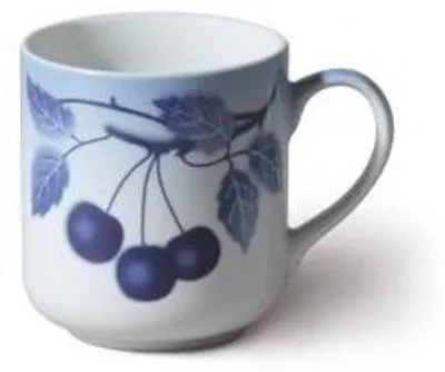 Produktbild von Becher mit blauen Kirschen, tschechisches Porzellan, 390 ml, Thun 1794