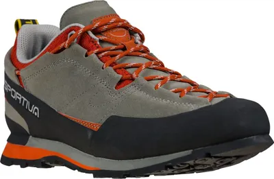 Boulder X Zustiegsschuh von La Sportiva in Grau mit orangefarbenen Schnürsenkeln und schwarzer Sohle.