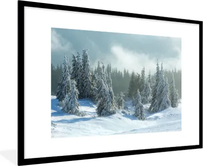 Produktbild von MuchoWow® Gerahmtes Poster Wald - Schnee - Winter 90x60 cm - Poster mit Schwarzem Bilderrahmen Wandposter Rahmen Foto Bilder - Wanddekoration - Fotos