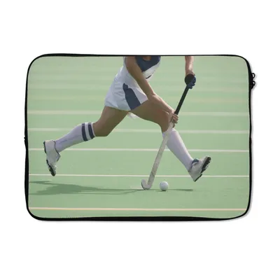 Produktbild von MuchoWow® Laptop Hülle 13 Zoll Hockeystar dribbelt mit dem Ball Laptoptasche - Laptophülle - Sleeve - Rundumschutz
