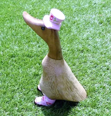 Produktbild von Laufente mit Zylinder + Pumps 22 cm Ente pretty in pink - Look Teak Holz Ente rosa Traum duck in pink style