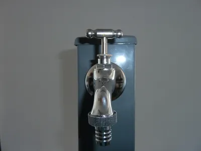 Produktbild von tomco Wasserzapfstelle viereckig aus Stahl pulverbeschichtet 100 cm , grau  Wassersäule mit Abdeckkappe CAP 4 aus Stahlblech mit Wasserhahn 1/2“ chrom