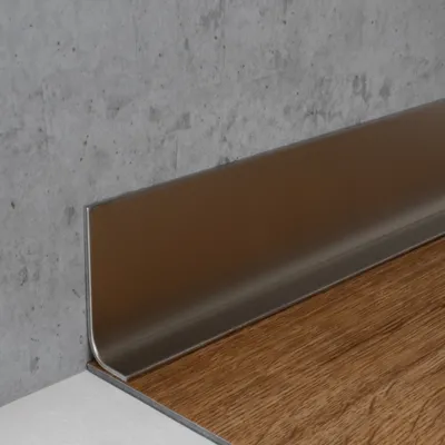 Produktbild von Sockelleiste | Edelstahl | Silber | Breite 10 mm | Höhe 40 mm | Länge 2500 mm | Materialstärke 1 mm | Gebohrt | Fußleiste | 1 Stück