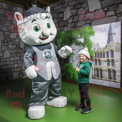 Productafbeelding van Silver Irish Castle mascotte REDBROKOLY kostuum karakter gekleed met een tuinbroek en horloges