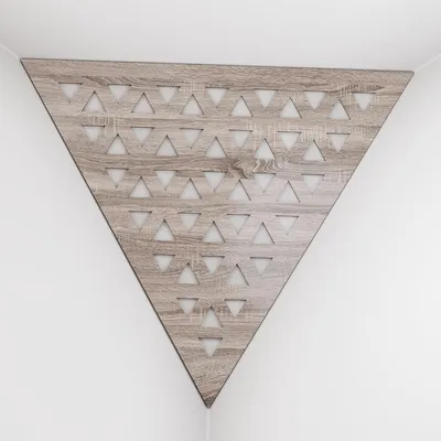 Zdjęcie produktu dla Zestaw 2 sztuk – pochłaniacz basów do narożników sufitu „Triangle-F“ | Pianka akustyczna w kształcie piramidy z laminowaną płytą HDF i obiciem z tkaniny [TRI - Sonoma | Biały]