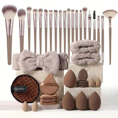 Produktbild von Set mit 40 professionellen Make-up-Pinsel und Beauty-Schwämchen