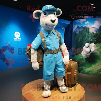 Produktbild von Maskottchencharakter REDBROKOLY eines himmelblauen Schafes bekleidet mit Cargo-Shorts und Mütze