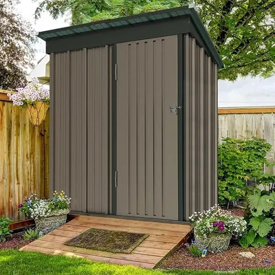 Obrázek produktu pro Kovová zahradní chata o rozměrech 1,5 m², se sedlovou střechou - 162 x 92 x 180 cm, určená pro venkovní použití, jako skladovací prostor pro nářadí, garáž pro kola. Zinkovaná ocel s uzamykatelnými dveřmi, barva hnědá