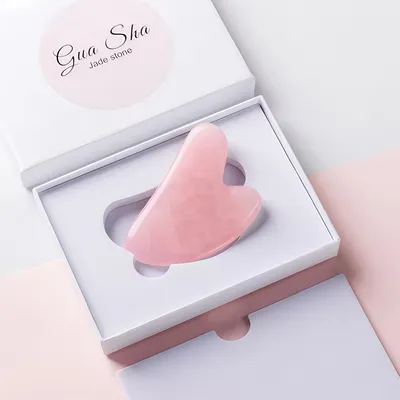 Rosa Gua Sha Stein-Massagegerät in weißer Geschenkbox mit Schriftzug 'Gua Sha Stone Massage.