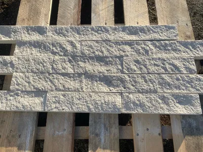Produktbild von 10 m2 Kalksandstein Riemchen RF weiß 250x65x28mm Verblender BRUCHRAU