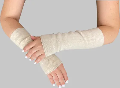 Produktbild von wobera Angora Stulpen oder Pulswärmer mit 45% Angora, 25% Schurwolle, 20% Polyamid und 10% Elasthan für Damen  und Herren (Gr. 1/S, Farbe: beige)
