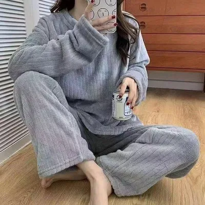 Produktbild von Winter-Pyjama-Set für Damen, Größe S | Flanell-Oberteil mit Rundhalsausschnitt, gestreift, mit Fleece-Futter & elastische Hose | Weiche, korallenfarbene Fleece-Nachtwäsche | Lässig &