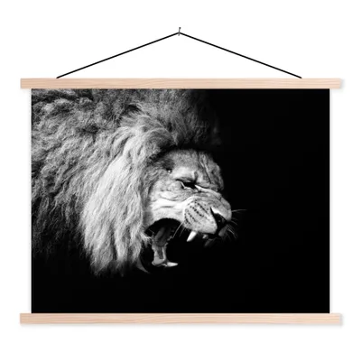Produktbild von MuchoWow® Textilposter Löwe - Porträt - Schwarz - Weiß - Tiere 40x30 cm mit holzfarbenen Rahmen - Bilder