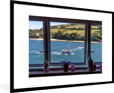 Produktbild von MuchoWow® MuchoWow® Gerahmtes Poster Blick auf das Meer und ein Boot 90x60 cm - Poster mit zchwarzem Bilderrahmen - Wanddekoration - Fotos