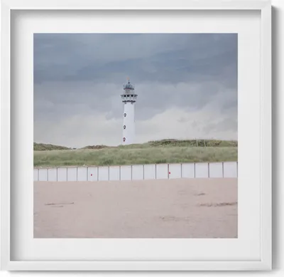 Produktbild von Einsamer Leuchtturm am Strand– Wandbild mit Rahmen – Gerahmtes Bild  – Wanddekoration – 50x50 cm –  Weiß Rahmen