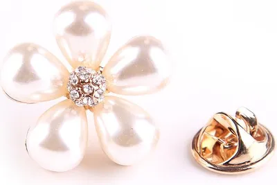 Zdjęcie produktu dla Broszka perłowa kwiat z cyrkonią – elegancka, 2,2 × 2,2 cm