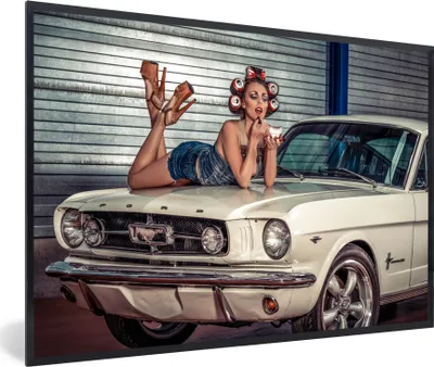 Produktbild von MuchoWow® Gerahmtes Poster Mustang - Auto - Oldtimer - Frau 60x40 cm - Poster mit Schwarzem Bilderrahmen Wandposter Rahmen Foto Bilder - Printing - Wanddeko Schlafzimmer