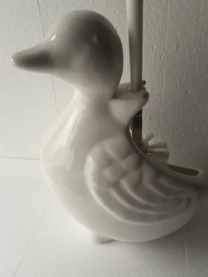 Produktbild von WC-Bürstengarnitur in Form eine Ente hergestellt in ein Westerwälder Keramikmanufaktur Handarbeit Dekor: weiß Höhe mit Bürste 29 cm incl. weiß