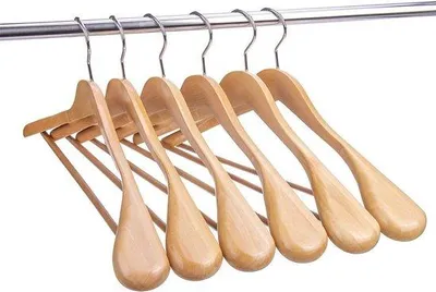 Image de Lot de 10 cintres en bois pour vestes et chemises, surface brillante, larges épaules