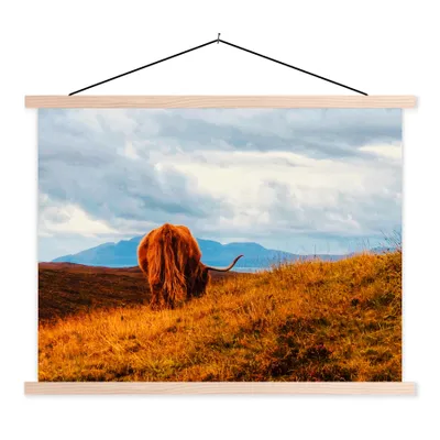 Produktbild von MuchoWow® Textilposter Schottischer Highlander - Gras - Berg 40x30 cm mit holzfarbenen Rahmen - Bilder