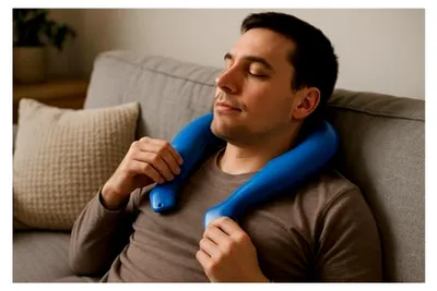 Produktbild von Ergonomische Nackenwärmflasche aus Gummi in Blau, flexibel und langlebig
