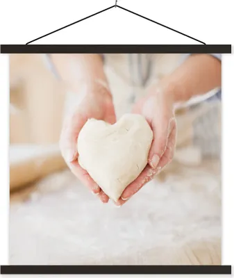 Produktbild von MuchoWow® Textilposter Ein Bäcker mit herzförmigem Teig 40x40 cm mit schwarzem Rahmen - Fotos