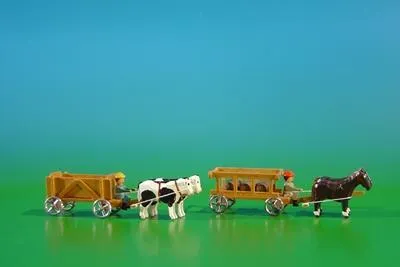 Produktbild von Miniaturen Kastenwagen und Leiterwagen mit Fässer mit Kutscher natur BxH 9x3,5cm