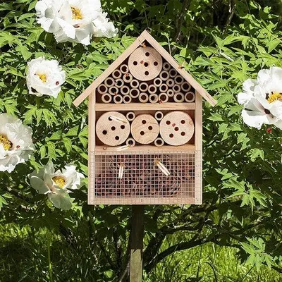 Productafbeelding van Famanu insectenhotel, ontworpen met natuurlijke materialen - Geschikt voor bijen, lieveheersbeestjes en vlinders - Ophangbaar, afmetingen 33 x 24,5 x 7 cm