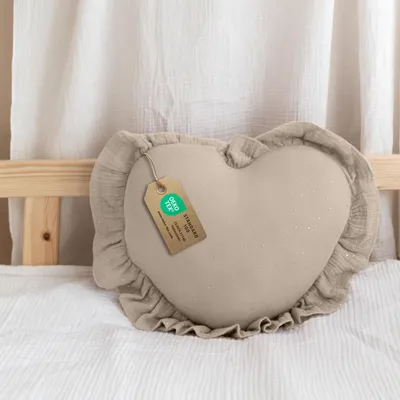 Imagen del producto de Cojín decorativo corazón beige claro con volantes, con aplicación dorada - muselina