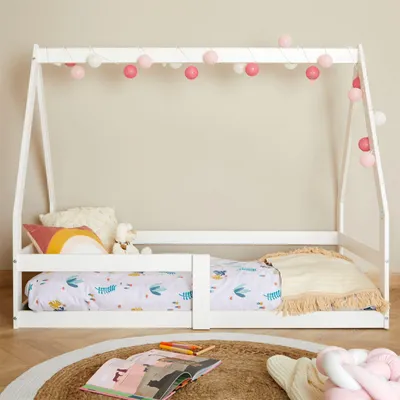 Produktbild von Hausbett LUSIA Kinderbett in Hausform, 80 x 160 cm, weiß, Kiefernholz Kinderbett mit Rausfallschutz, ideal zum Schlafen und Spielen, Bodenbett, Montessori