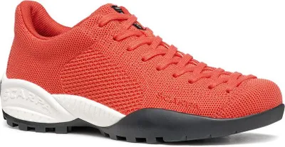 Roter Lifestyle-Schuh "Mojito Bio" von Scarpa mit atmungsaktivem Obermaterial und rutschfester Sohle.