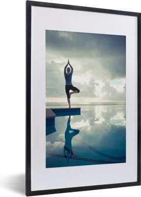 Produktbild von MuchoWow® Gerahmtes Poster Eine Frau übt Yoga in der Nähe eines Pools 40x60 cm - Poster mit Schwarzem Bilderrahmen Wandposter Rahmen Foto Bilder - Poster in Rahmen