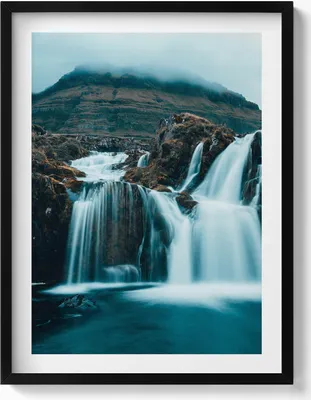 Produktbild von Bild eines Bergwasserfalls– Wandbild mit Rahmen – Gerahmtes Bild  – Wanddekoration – 60x80 cm –  Schwarz Rahmen