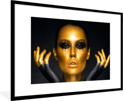 Produktbild von MuchoWow® Gerahmtes Poster Frau - Porträt - Gold - Luxus - Schwarz 90x60 cm - Poster mit Schwarzem Bilderrahmen Wandposter Rahmen Foto Bilder - Wanddekoration - Fotos