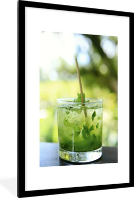 Produktbild von MuchoWow® Gerahmtes Poster Nahaufnahme eines Mojito-Cocktails im Glas 60x90 cm - Poster mit Schwarzem Bilderrahmen Wandposter Rahmen Foto Bilder - Dekoration - Wandposter Wohnzimmer - Hochwertig