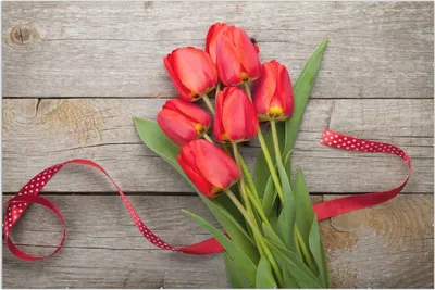 Produktbild von Wallario Wandbild Rote Tulpen auf einem alten Holztisch, Größe: 61 x 91,5 cm, Poster mit rahmenlosen Bildhalter