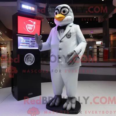 Produktbild von Silberner REDBROKOLY Pinguin-Maskottchen-Kostümcharakter mit Anzug und Digitaluhren