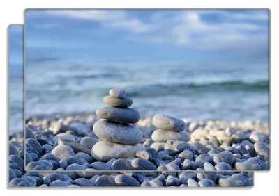 Produktbild von Wallario Frühstücksbrettchen 2er Set aus Glas, je 20 x 30 cm, mit rutschfesten Füßen, Motiv Steinstapel am Strand