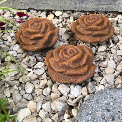 Produktbild von 3x Rosenblüte Stein Rose Steinrose Rosen Blüte Blumen Steinguss frostfest Garten Rost Metall Optik 8cm
