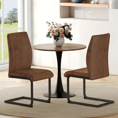 Image de Ensemble de deux chaises de salle à manger marron, fabriquées en tissu technique, avec un design ergonomique, à la fois confortables et esthétiques. Elles sont dotées de pieds en métal noir. Couleur : marron