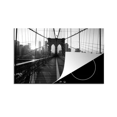 Produktbild von KitchenYeah© Herdabdeckplatte Brooklyn Bridge in New York bei Sonnenuntergang - schwarz und weiß , 80x52cm, Küche Deko, Glaskeramikkochfeld Herdabdeckung, Abdeckplatte fùr Kochfeld