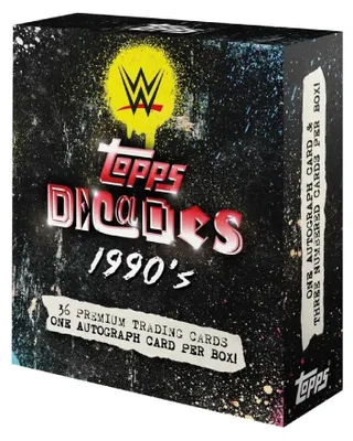 Obrázek produktu pro Sada karet Topps WWE Decades, věnovaná 90. letům, v obalové krabici pro vystavení. (Rok vydání: 2026)