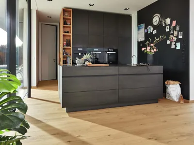 Produktbild von Meister | 2,20 m² | Braun 270 mm Parkettboden, Lindura HD 400 Eiche Landhausdiele, gebürstet matt lackiert, Wood Powder Technologie, wasserresistent, Klicksystem Masterclic Plus, XXL Format