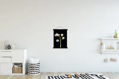 Produktbild von MuchoWow® Textilposter Ein Zweig mit Orchideen auf schwarzem Hintergrund 40x53 cm mit schwarzem Rahmen - Abbildung