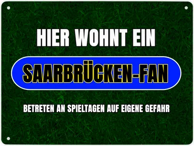 Produktbild von Hier wohnt ein Saarbrücken-Fan Metallschild XL in 21x28 cm mit Rasenmotiv