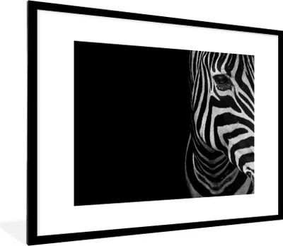 Produktbild von MuchoWow® Gerahmtes Poster Tiere - Zebra - Schwarz - Weiß 80x60 cm - Poster mit Schwarzem Bilderrahmen Wandposter Rahmen Foto Bilder - Schlafzimmer-Dekorationen - Fotoposter